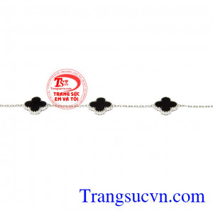 Thiết kế trang nhã giúp cho người dùng càng thêm duyên dáng. Lắc tay vàng trắng may mắn