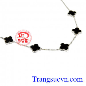 Sản phẩm dễ dàng kết hợp cùng nhiều kiểu trang phục. Lắc tay vàng trắng may mắn