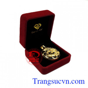 Sản phẩm có thể kết hợp cùng dây cao su, dây da bọc vàng. Mặt đá bọc rồng vàng tây