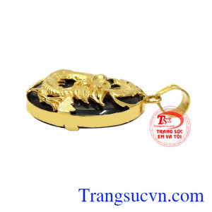 Vì thế mà hình ảnh con rồng được sử dụng rất nhiều không chỉ trong phong thủy mà còn trên trang sức. Mặt đá bọc rồng vàng tây