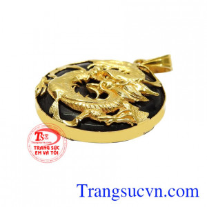 ồng tượng trưng cho sự khôn ngoan, tài lãnh đạo và sự may mắn. Mặt đá bọc rồng vàng tây