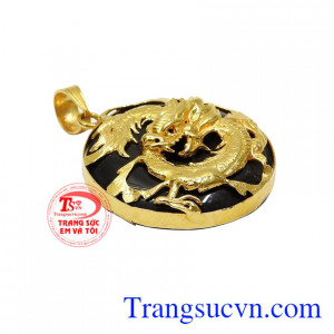 Mặt đá bọc rồng vàng tây là một trong những kiểu mặt dây được nhiều khách hàng ưa chuộng. 