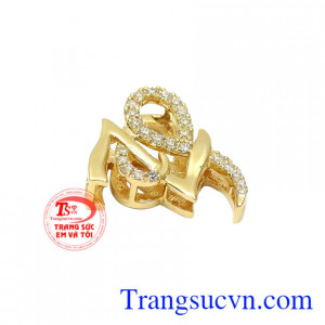 Người đeo có thể đặt in tên làm mặt dây đôi với người ấy vừa thời thượng mà cũng vừa thể hiện tình cảm của mình.