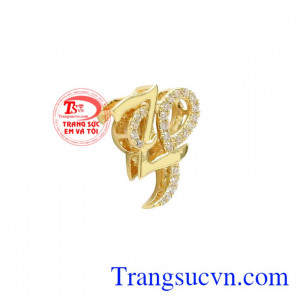 Với sự phát triển của công nghệ hiện đại mặt dây chữ dần được cải tiến hợp thời trang và sành điệu hơn.