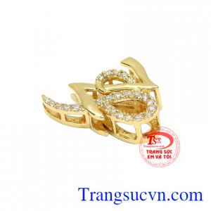 Mặt dây chữ ấn tượng vàng 18k đảm bảo chất lượng.