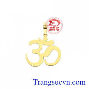 Mặt dây chữ độc đáo được thiết kế với hình chữ OM sáng bóng và bắt mắt.