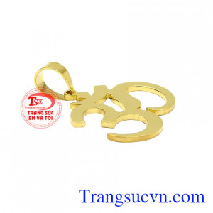 Trong yoga, việc niệm OM giúp người tập hòa mình với thiên nhiên, có thể hấp thụ năng lượng của vũ trụ giúp thanh lọc cơ thể.