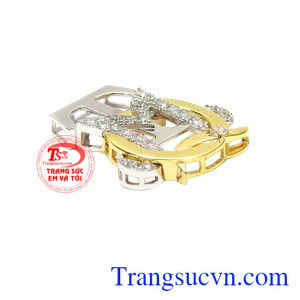 Mặt dây chữ phong cách được thiết kế và chế tác theo công nghệ 3D hiện đại. 