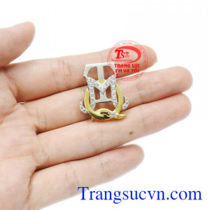 Mặt dây chữ phong cách hợp thời trang đang là xu hướng được ưa chuộng và lựa chọn. 