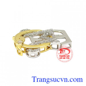 Sự kết hợp vàng trắng và vàng màu càng khiến cho mặt dây trở nên ấn tượng hơn. 