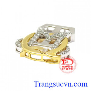 Mỗi chi tiết đều được các người thợ chế tác làm cách tỉ mỉ, tinh xảo. Mặt dây chữ phong cách