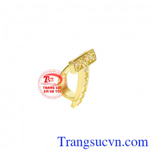 Mặt dây chữ T nhỏ xinh được chế tác từ vàng tây 10k kết hợp cùng những viên đá cz lấp lánh.