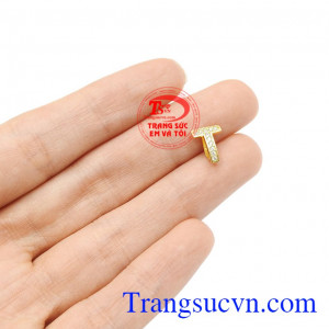 Mặt dây chữ T nhỏ xinh giúp cho người dùng luôn tự tin và xinh đẹp.