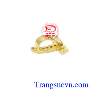 Thiết kế mới lạ, kiểu dáng dễ thương khiến chiếc mặt dây trở nên vô cùng ấn tượng. Mặt dây chữ T nhỏ xinh