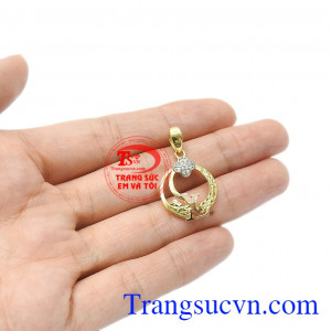 Sản phẩm chế tác từ vàng tây 18k bền đẹp và sáng bóng. Mặt dây đẹp vàng tây