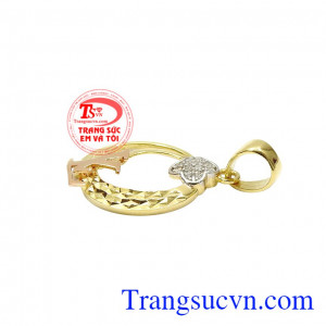 Thiết kế sang trọng, hợp thời trang dễ dàng kết hợp cùng các trang phục. Mặt dây đẹp vàng tây