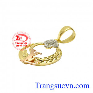 Từng chi tiết đều được làm cách tỉ mỉ, tinh tế. Mặt dây đẹp vàng tây