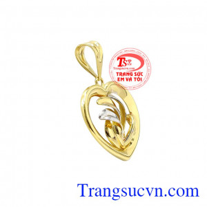 Mặt dây hạnh phúc vàng tây là một sản phẩm mới tại Trang sức Em và Tôi. 