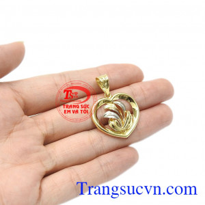 Vàng trắng và vàng màu cũng được kết hợp cách khéo léo để sản phẩm thêm điểm nhấn. Mặt dây hạnh phúc vàng tây