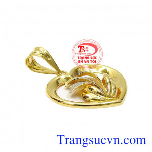 Thiết kế phong cách, sang trọng và không kém phần ấn tượng. Mặt dây hạnh phúc vàng tây