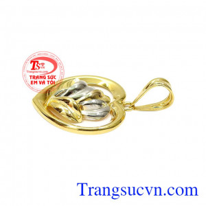 Các chi tiết được sắp xếp cách khéo léo khiến chiếc mặt dây trở nên thu hút và tinh tế hơn. Mặt dây hạnh phúc vàng tây