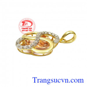 Từng đường nét và các chi tiết đều được làm cách cẩn thận. Mặt dây may mắn vàng tây