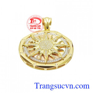 Lấy cảm hứng từ vầng mặt trời người thợ hoàn kim đã tạo nên một sản phẩm hoàn mỹ hứa hẹn sẽ khiến các chàng trai yêu thích.