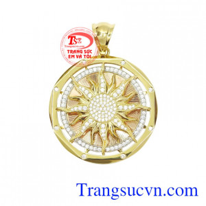 Mặt dây nam vàng hào quang được chế tác độc đáo mang đến vẻ cá tính cho phái mạnh.