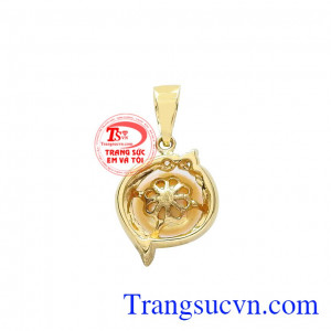 Thiết kế trang nhã cùng sự kết hợp hài hòa giữa các đường nét tạo nên chiếc mặt dây xinh xắn và ấn tượng. Mặt dây ngọc trai nữ tính