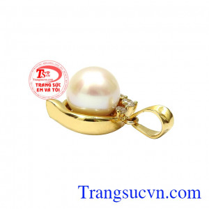 Đây là loại đá biểu tượng cho sự sang trọng, kiêu sa, tình yêu và hôn nhân bền vững. Mặt dây ngọc trai nữ tính