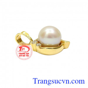 Ngọc trai luôn là loại đá quý mà phái nữ yêu thích nhất. Mặt dây ngọc trai nữ tính