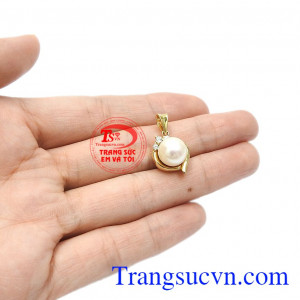Chính vì thế mà các sản phẩm chế tác từ ngọc trai luôn là sự lựa chọn hàng đầu để làm quà tặng cho phái đẹp trong những dịp đặc biệt. Mặt dây ngọc trai nữ tính