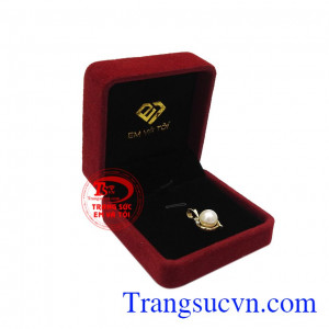 Mặt dây ngọc trai nữ tính được bảo hành chu đáo, có giấy kiểm định đá quý. 