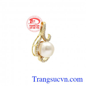 Ngọc trai là viên đá quý được nhiều phái đẹp yêu thích giúp tôn lên vẻ thanh tú cho người đeo.