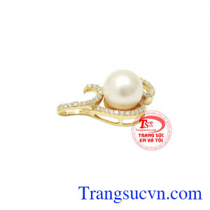 Chiếc mặt dây này sẽ mang đến vẻ sang trọng và quý phái cho nữ giới.