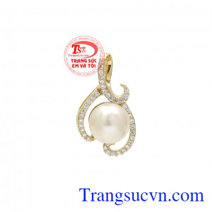 Mặt dây ngọc trai quyến rũ hợp thời trang thiết kế trang nhã và xinh xắn.