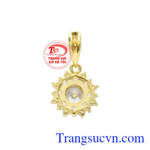 Mặt dây nữ vàng tây lấp lánh thu hút mọi ánh nhìn. 