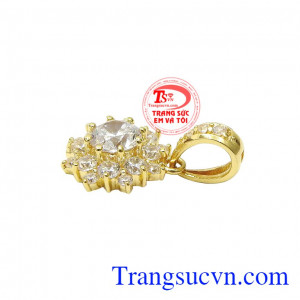 Kiểu dáng nổi bật, phong cách trẻ trung phù hợp với nhiều độ tuổi. Mặt dây nữ vàng tây lấp lánh