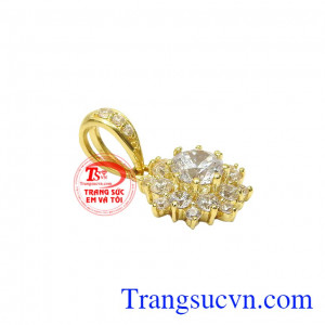 Sự kết hợp đặc biệt từ vàng tây 18k cùng những viên đá cz đã mang tới chiếc mặt dây tỏa sáng, ấn tượng. Mặt dây nữ vàng tây lấp lánh