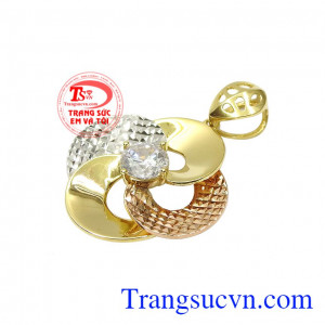 Sự kết hợp vàng màu, vàng trắng cùng vàng hồng giúp chiếc mặt dây thêm nổi bật. Mặt dây sang trọng vàng tây