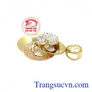 Những chi tiết được làm cách cẩn thận, tỉ mỉ và tinh tế mang đến sản phẩm hoàn mỹ. Mặt dây sang trọng vàng tây