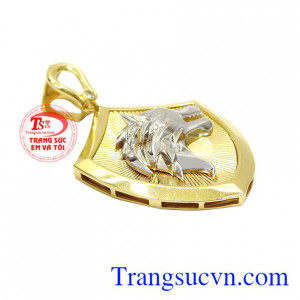 Lấy cảm hứng từ đó các nhà chế tác hoàn kim đã tạo nên một chiếc mặt dây khắc họa rõ nét hình tượng của loài vật này.