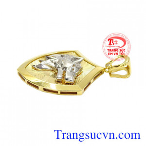 Phái mạnh có thể kết hợp chiếc mặt dây với dây chuyền vàng mang đến vẻ mạnh mẽ cho người đeo.