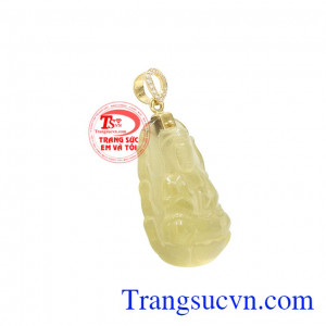 Mặt dây thạch anh vàng phật bà được chạm khắc tỉ mỉ và tinh tế. 