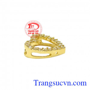Mặt dây trái tim dễ thương được chế tác từ vàng tây 10k và đá cz lấp lánh.