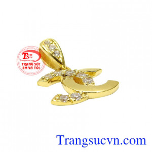 Nổi bật với hàng đá cz giúp chiếc nhẫn càng thêm ấn tượng hơn. Mặt dây vàng dễ thương