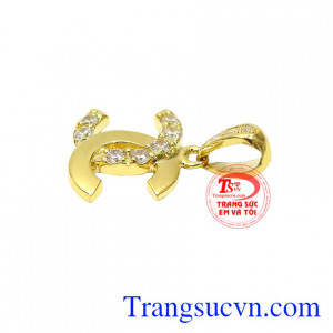 Mặt dây chế tác kiểu dáng nhỏ nhắn, nữ tính phù hợp với nhiều độ tuổi. Mặt dây vàng dễ thương