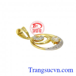 Sản phẩm kết hợp vàng tây 18k cùng những viên đá cz tạo điểm nhấn cho mặt dây. Mặt dây vàng tây hoàn hảo