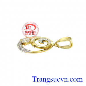 Sợi dây chuyền của bạn sẽ kém hoàn hảo khi mà không có mặt dây. Mặt dây vàng tây hoàn hảo