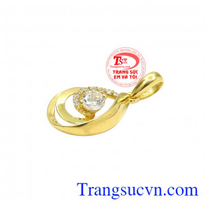 Từng đường nét uyển chuyển kết hợp với đá cz giúp chiếc mặt dây thêm ấn tượng hơn. Mặt dây vàng tây phái đẹp